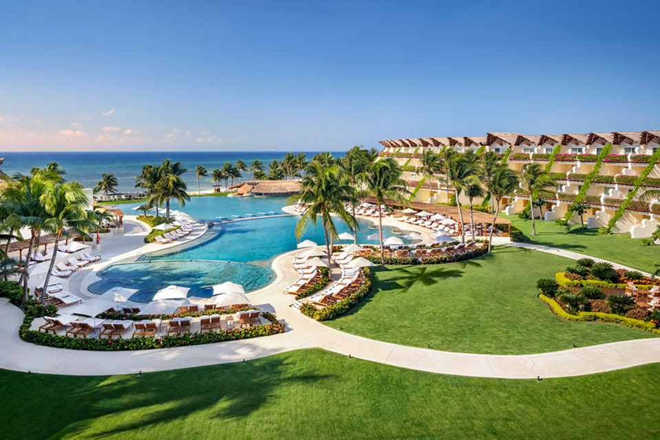 Vista del complejo Grand Velas junto al mar