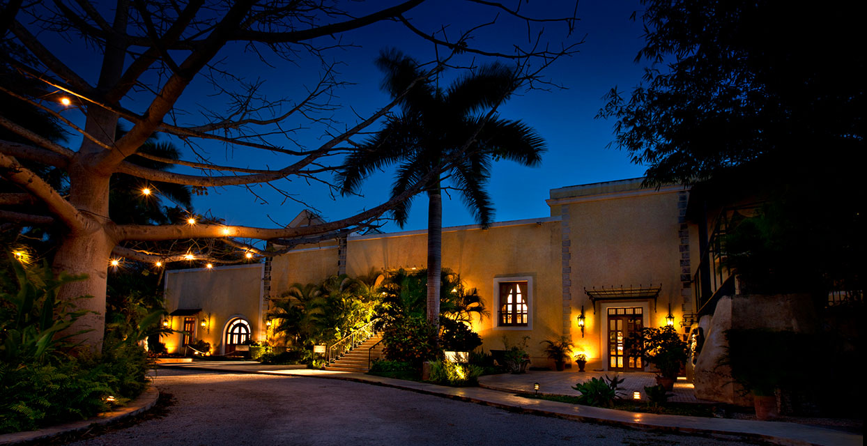 Hacienda Xcanatún iluminada por la noche